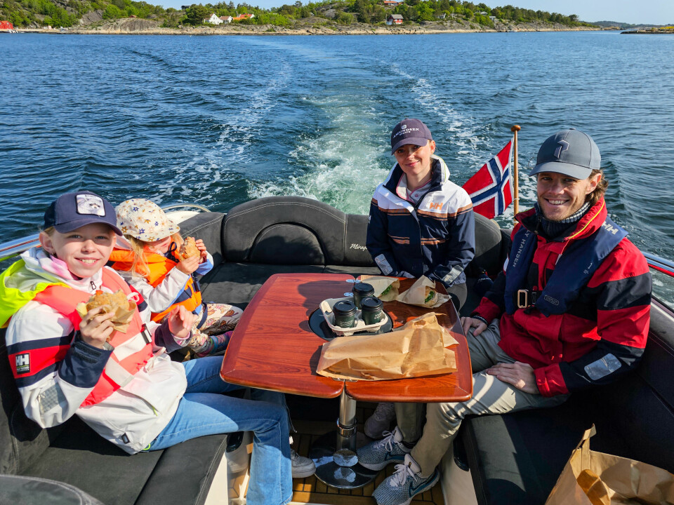 SAMEIE: Her er 1/3-del av familiens Windy-eierskap på avskjedstur rett før båten ble solgt i 2023. Med høye vedlikeholdskostnader er det bra at flere kan dele på utgiftene. Og alle savner fortsatt den lune og behagelige sittegruppen i cockpit.