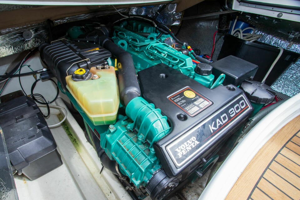 MYE TEKNIKK: Da KAD300 kom i 2001 hadde den masse moderne motorteknikk. Det var Volvos toppmodell for mindre fritidsbåter frem til D4 og D6 ble lansert noen år senere.