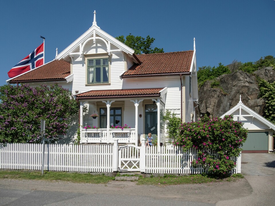 EN HVITMALT PERLE: En treport ønsker velkommen inn til hagen og sveiterhuset. Den mørkelilla syrinen til venstre for inngangen har blomstret trofast i over 70 år. En rynkerose sprer seg utover gjerdet til høyre.