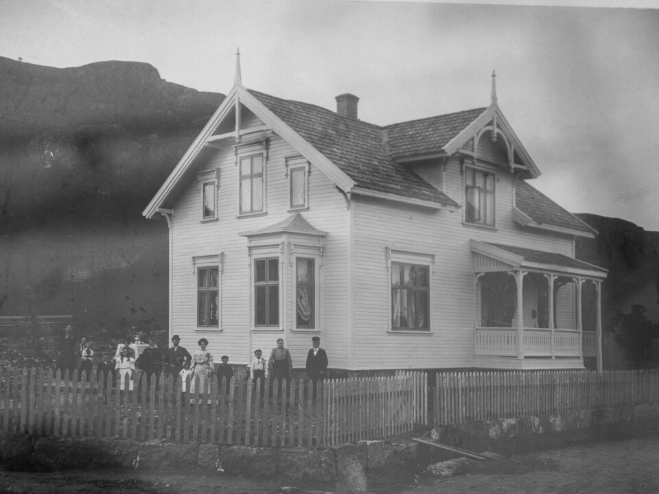 FØRBILDE: Slik så det ut da huset var nybygd i 1905. Legg merke til hvor åpent det var i uterommet i forhold til frodigheten som rammer inn huset i dag.