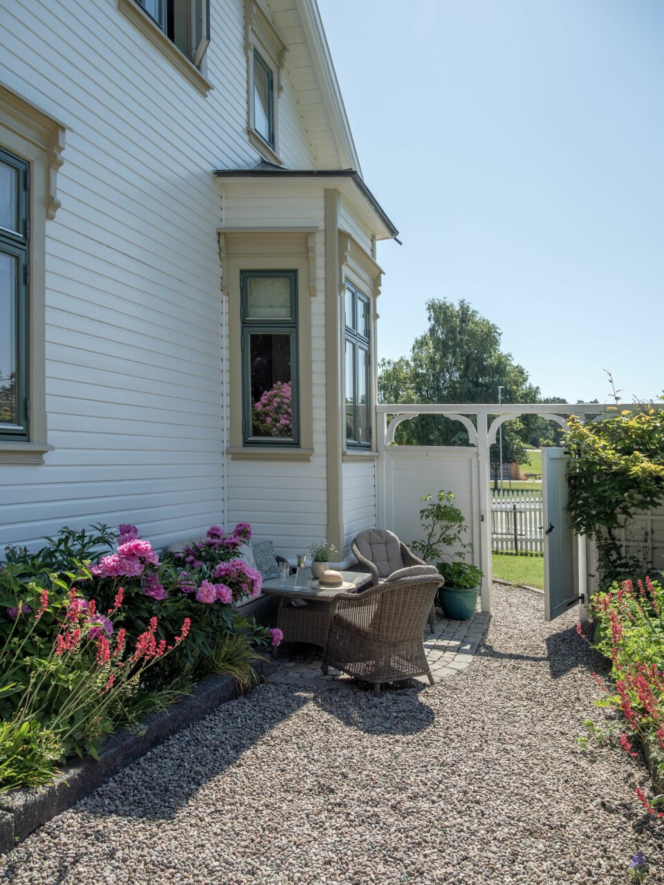 ETTERMIDDAGSKROKEN: Dette er en fin plass å nyte sommerkveldene i juni. Leveggen og en buksbomhekk skaper le og hindrer innsyn. Grusgangen er rammet inn av staudebed.