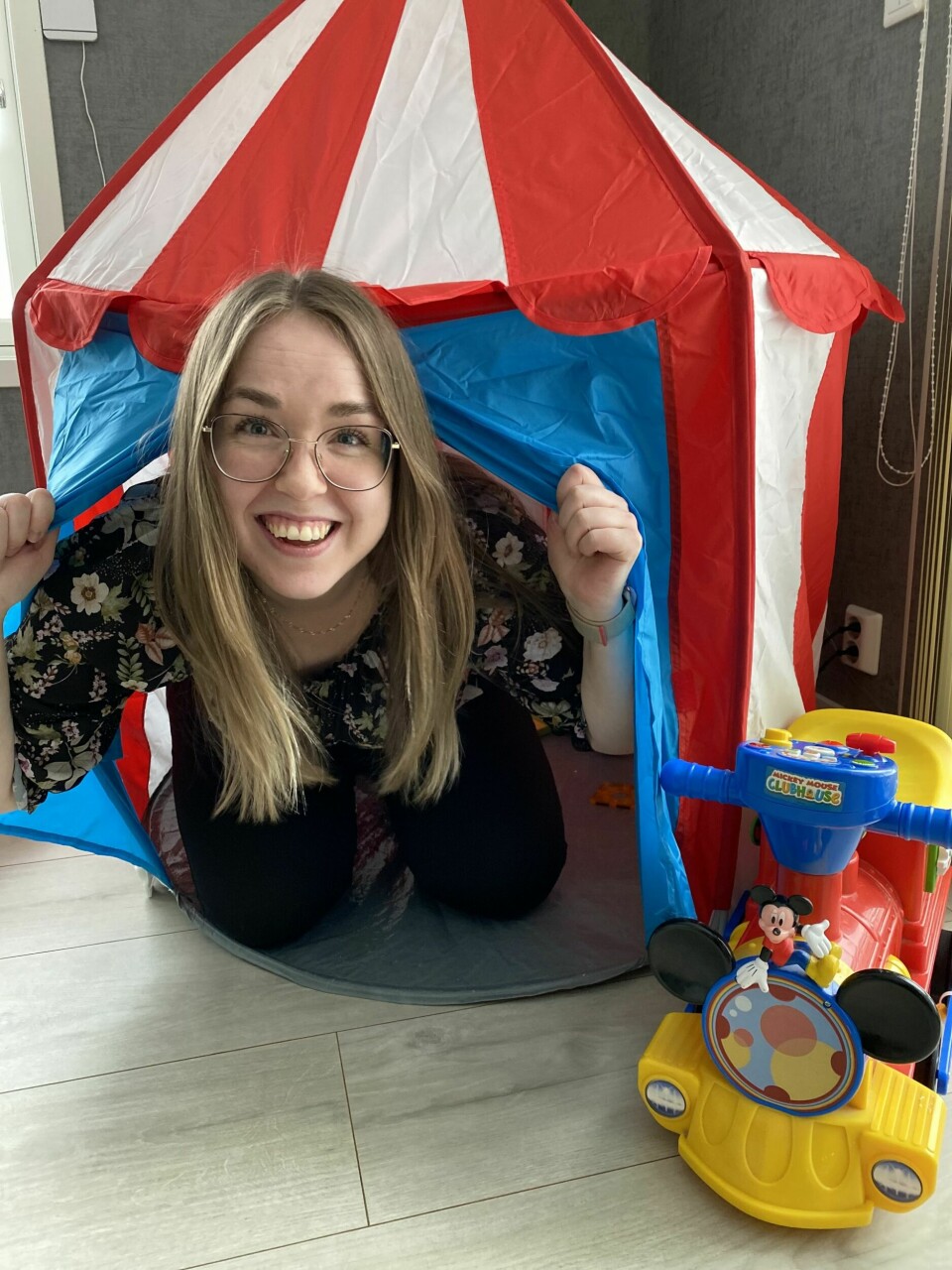 LIVSGLEDE: – Å hjelpe andre gir meg livsglede, sier Marthe. Nå har hun også blitt mamma for andre gang og gleder seg over hverdagen med leketelt i stua.