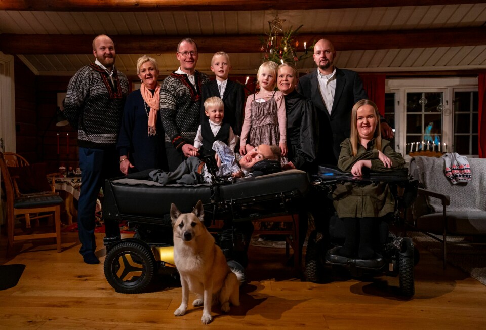 FAMILIEN: – En sterk og støttende familie gjorde det mulig for Synne og meg å leve selvstendige liv til tross for muskelsykdommen, takker Torstein. Øverst fra venstre: Lillebror Sondre, mor Sigrun, far Jon sr., Jon jr. (eldste nevø), Tuva (niese), Kristin (svigerinne), storebror Knut, lillesøster Synne, Jacob (yngste nevø), Torstein og gårdshunden Kvikk.