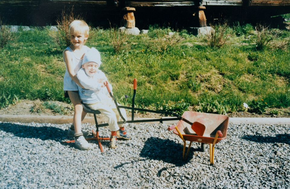 STOREBROR: – Jeg var heldig å ha en storebror, Jon, som gjerne løftet meg rundt omkring, forteller Torstein.