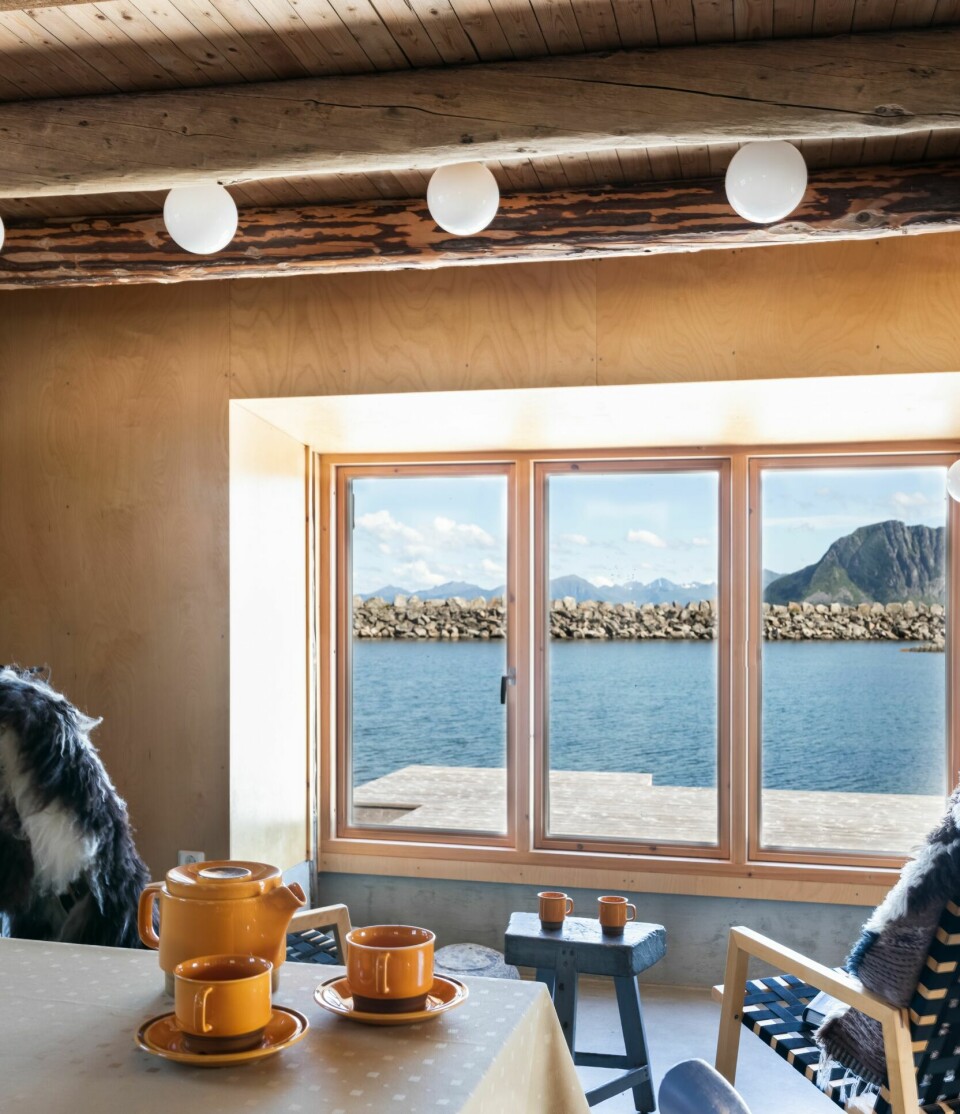 BYGGET OM: Der vinduene mot moloen er, var det før inngangsdør til salteriet. Lampene og serviset har vært med Aaslaug lenge.