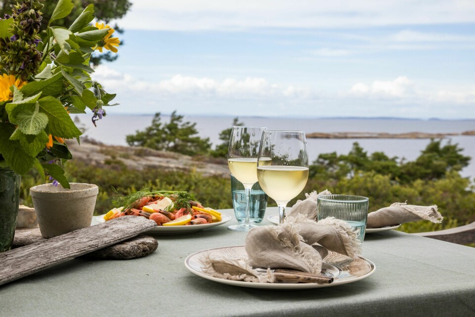HAVETS FRISTELSER: Utsikten fra spiseplassen på terrassen er upåklagelig.