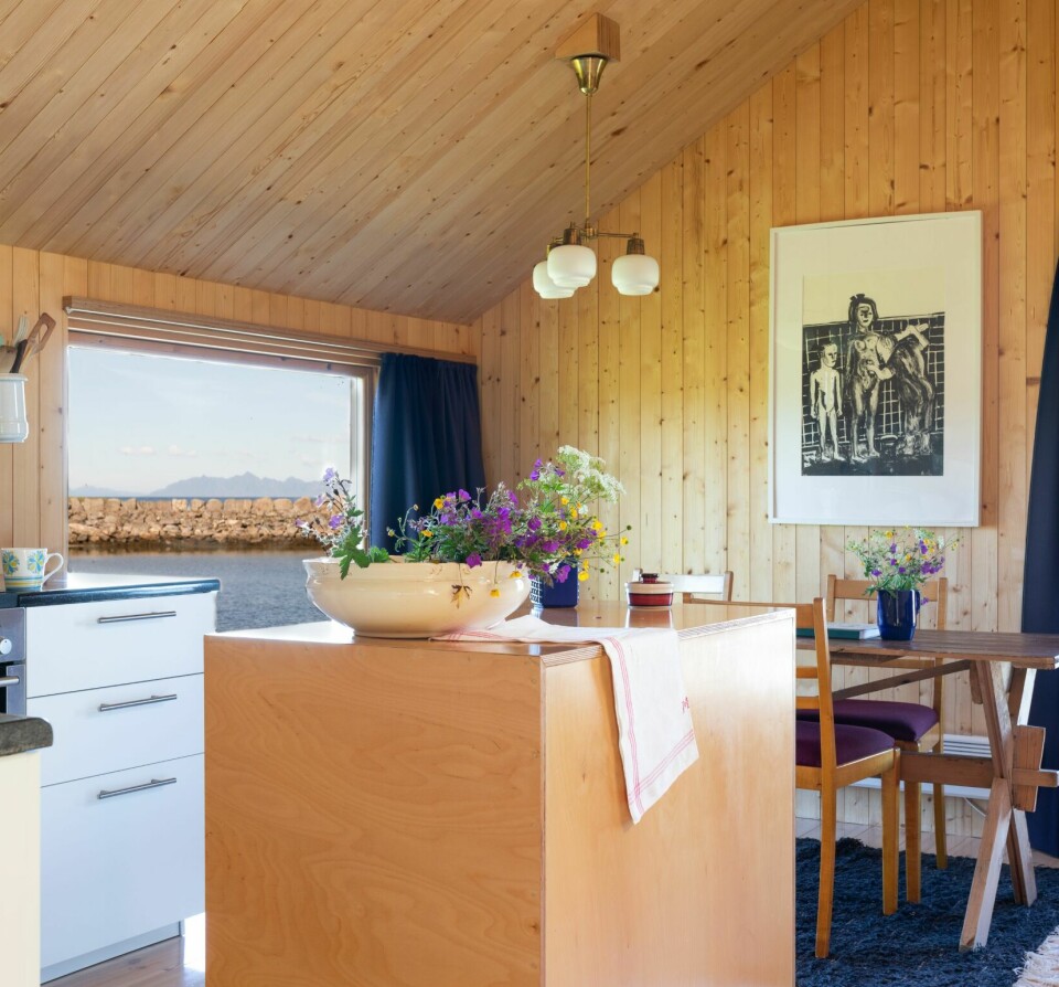 HØYT UNDER TAKET: Kjøkkenet i rorbua er også et oppholds- og arbeidsrom. Bordet er laget på stedet.