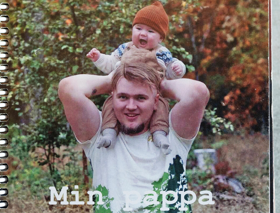 PAPPAEN MIN: Stine fikk laget en bok til sønnen med bilder og skrevne minner om pappa Hermann. En bok den lille gutten er så glad i at den allerede er synlig slitt.