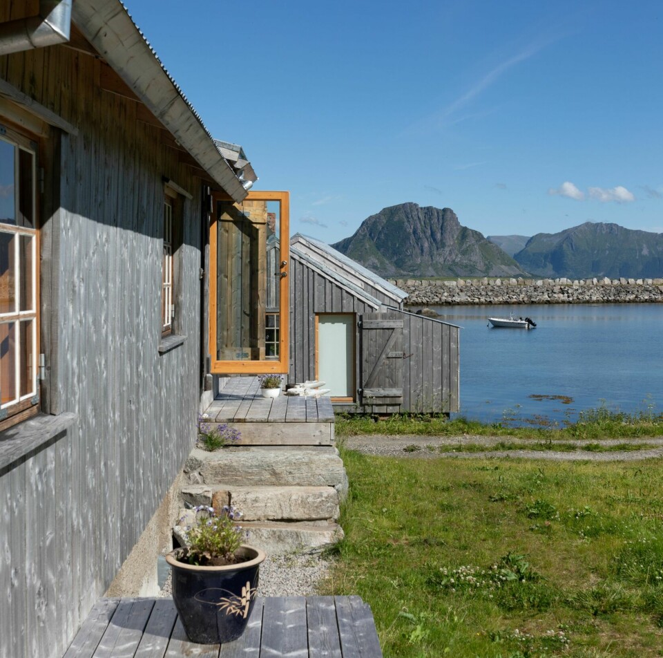 GRÅNET GRAN: Treverket i de gamle bygningene er blitt naturlig grånet. Trandamperiet i enden.