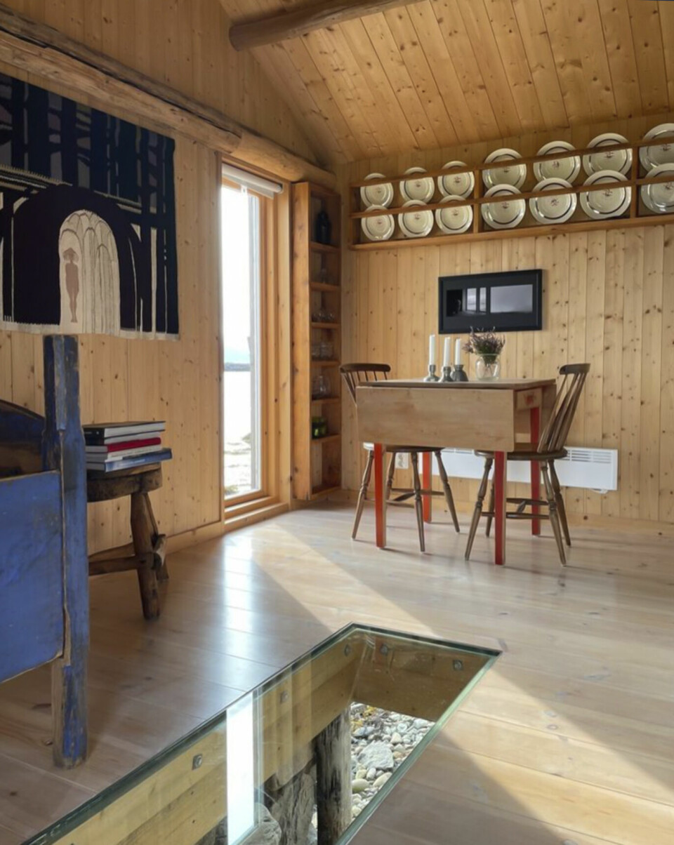 GLASSGULV: Det gamle trandamperiet er enkelt innredet med gamle møbler. Vinduet i gulvet eksponerer fjæra under.