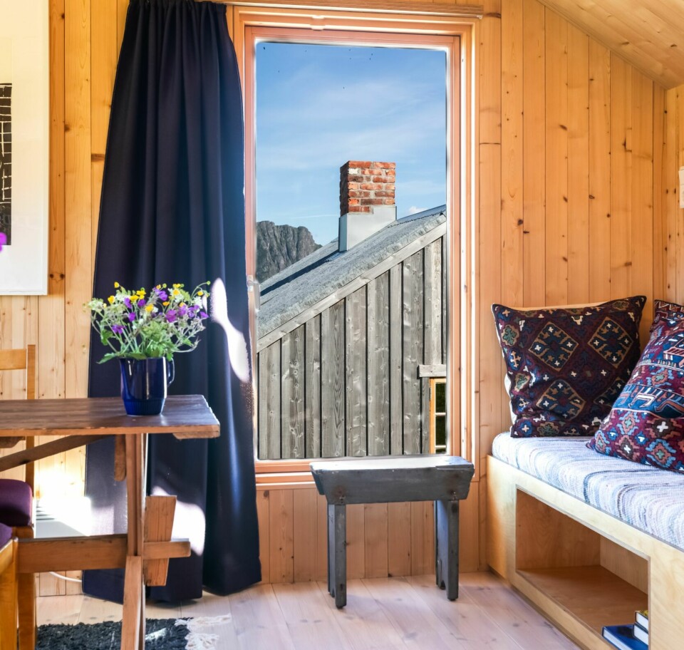 GJENBRUK: Sittebenken i rorbua er trukket med gamle filleryer. Gjennom vinduet ses trandamperiet. Bordet er bygget på stedet.
