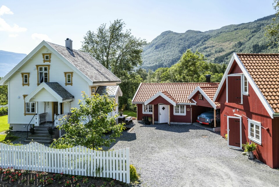 TANTETUNET I VINDAFJORD: Tunet består av et bolighus, et eldhus med bakerovn, en garasje som huser en gammel Opel lastebil og en låve med selskapslokale.