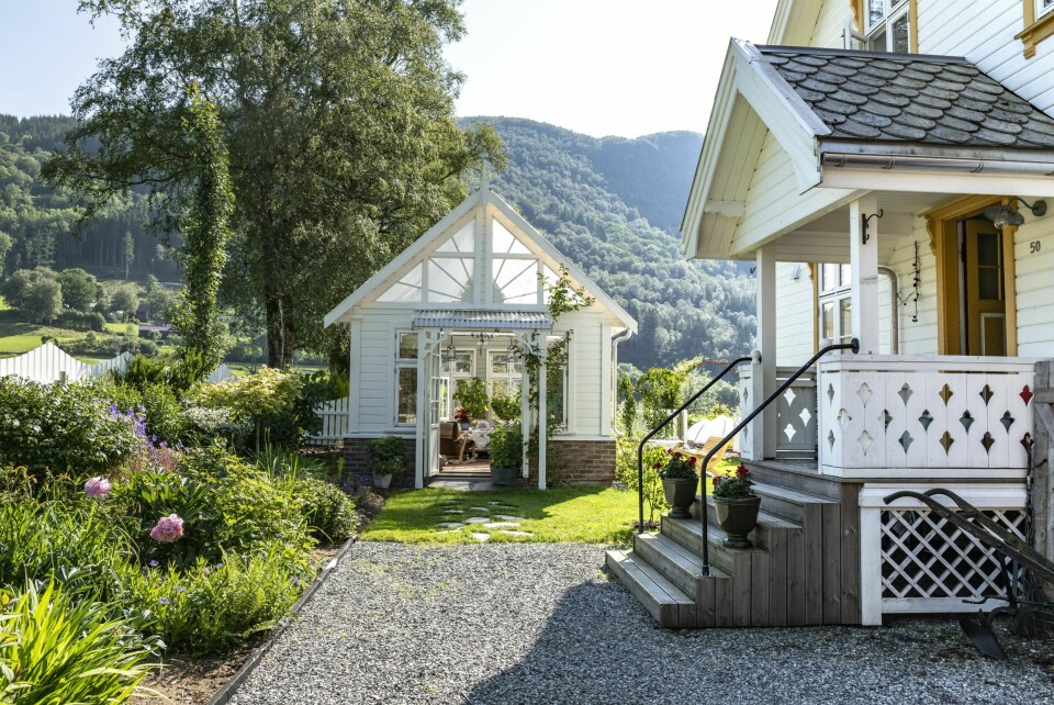 ORANSJERI I HAGEN: Vi hadde en egen sak om oransjeriet, kjøkkenhagen og den bugnende hagen i engelsk cottage-stil i utgave 5. Fikk du med deg den?