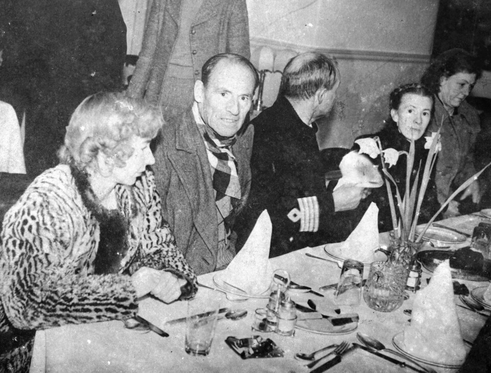 REDDET: Lord Mountevans forlot skipet som sistemann, sammen med kapteinen. Her sitter han sammen med fra venstre fru Gerandurd, lorden selv, kaptein Sigurd Rasmussen, Magna Slokke og Helen Wiburg. De venter på noe varmt i livet på en hotellrestaurant i Dun Laoghaire.