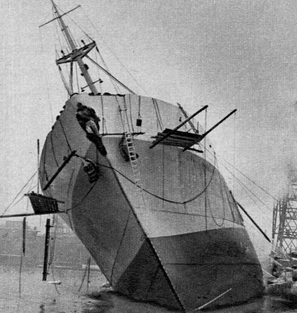 SLAGSIDE: MS Bolivar slik hun ble liggende etter brannen i februar 1946. Den tok så langt tid å slukke at mengden av vann ombord ga båten slagside.