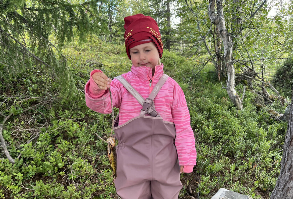 STORE OG SMÅ: Både fisk og fiskere kom i flere størrelser, her er det 5 år gamle Emma Dannemark Skaar som viser fram en akkurat passe stor fisk.