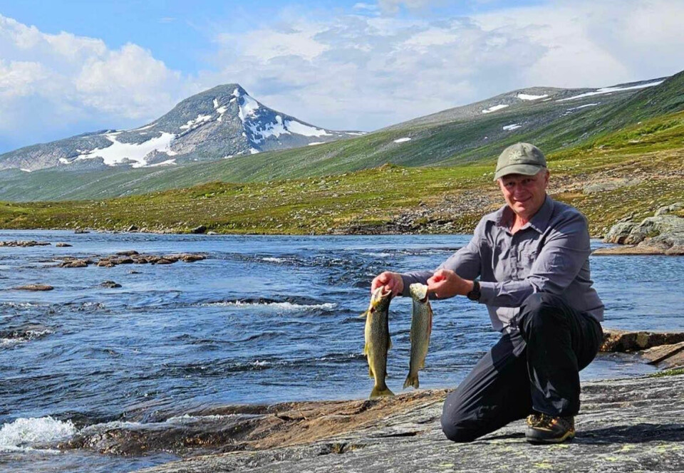 Jo Matberg: En av testerne som gikk grundigst til verks i år. Han var på 13 turer med slukboksen, og selv om han måtte gå slukkøret tilbake en del av gangene, ble det 15 fisk som bet på i løpet av sesongen. På bildet ser vi ham med to av dem, og Jetnamsklumpen i Børgefjell i bakgrunnen.