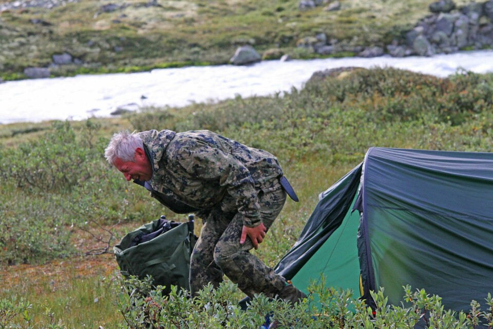 STØL: Det er lurt å bruke tid på å finne en leirplass der du ligger godt. Dette autentiske bildet er knipset etter ei natt på ujevnt underlag.