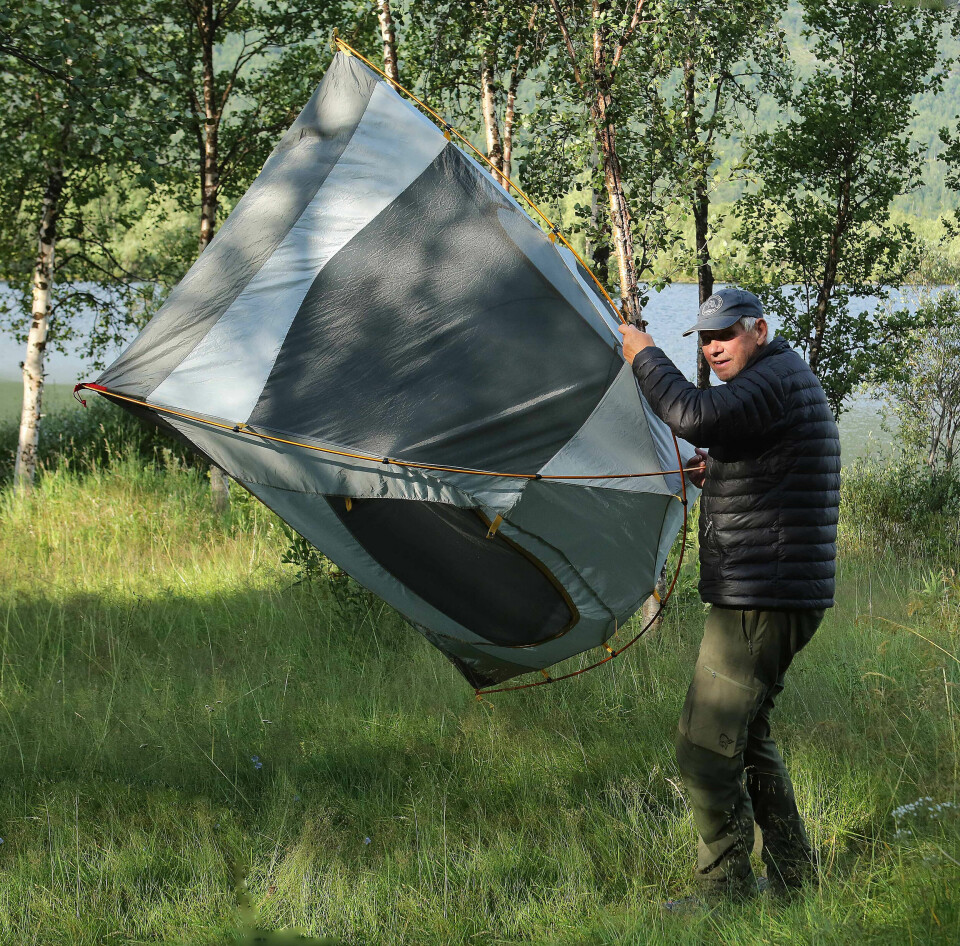 FLYTT: Prøveligg soveplassen før du bestemmer deg endelig for hvor teltet skal stå. Ligger du vondt, så flytt til en annen plass eller jevn ut underlaget.