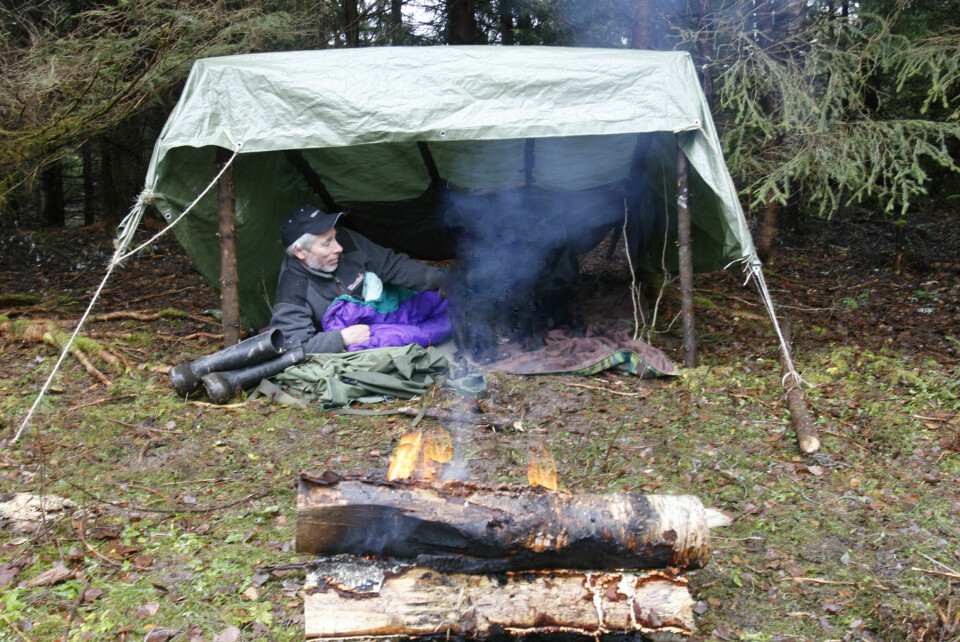 Gapahuken: Denne blir noen ganger stående for seinere bruk, og bør derfor plasseres på et lite eksponert sted som ikke sjenerer andre. Det er en stor fordel om vi kan hente nedfalls- eller tørrstokker til byggingen nær ved, så slipper vi å bære langt. En trygg bålplass foran gapahuken betyr mye for mange. Enten må grunnen være fast med stein, grus eller sand, eller vi må bruke en del energi på å hente masse som gir trygt underlag for bålet.
