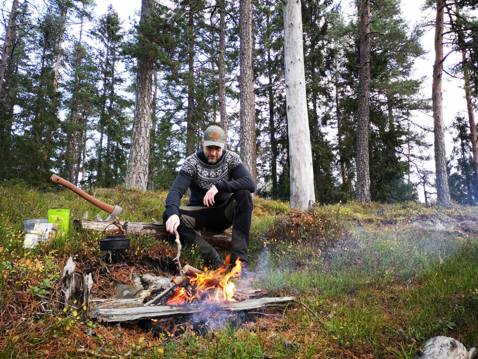 GOD START PÅ DAGEN: Villmarksentusiast Lars Eriksen er snart klar for en næringsrik skogfrokost.
