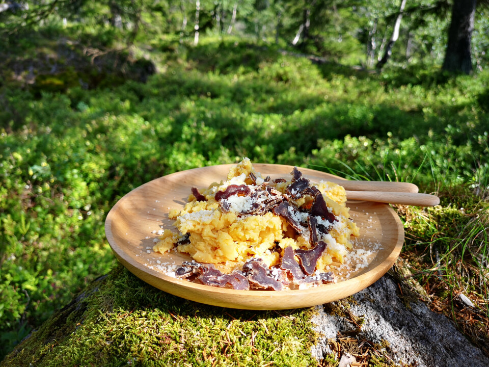 SMAKFULL KALORIBOMBE: En god porsjon eggerøre med tørka kjøtt og parmesan holder deg mett i timevis.