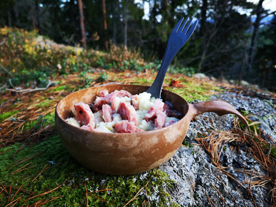 SUPERRASK TURMIDDAG: Høykvalitets spekepølse med potetmos og Superkraft buljongpulver som krydder er et alternativ til den vanlige, «kjedelige» turmaten. Denne oppskriften, pluss oppskrift på hirsegrøt med tørkede bær, kokosflak og honning, samt på eggerøre med tørka kjøtt og parmesan, finner du i denne saken.