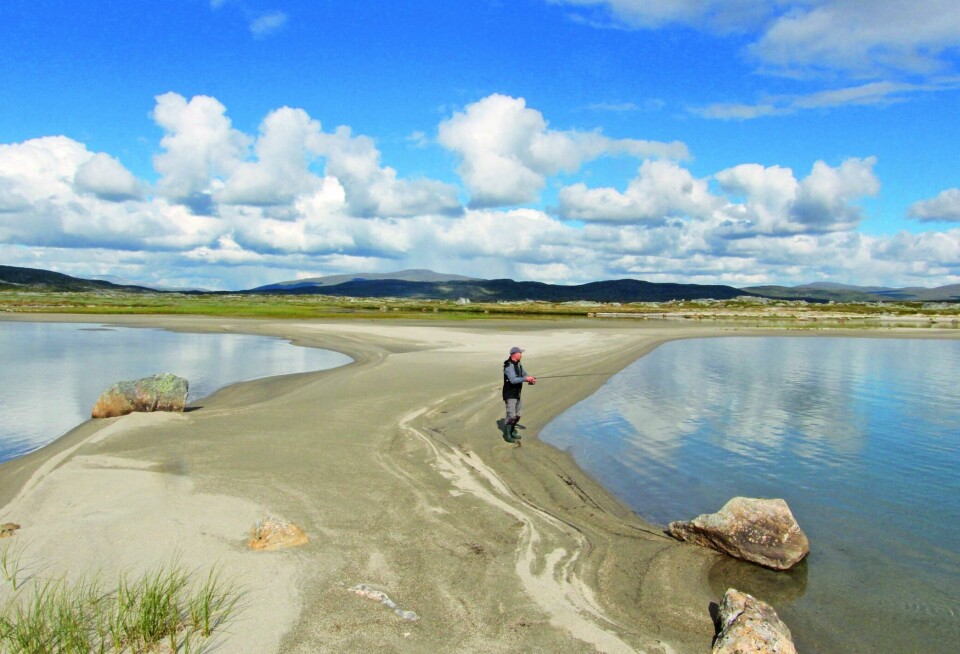 SOL OG STRAND: Se bort fra temperaturen i luft og vann, og forestill deg at du er på langt sørligere breddegrader!