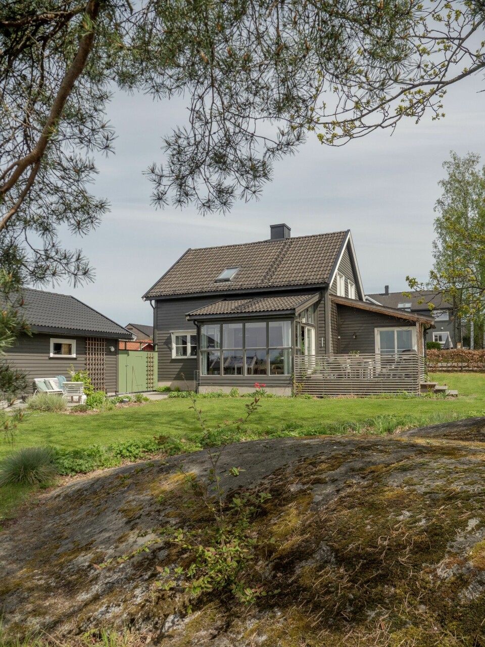 FAVORITTPLASS: Den innglassede hagestuen henger sammen med resten av huset og ble bygget av forrige eier. Den er i bruk av familien hele året. – Her sitter jeg og følger med på plantene i hagen, været, soloppganger og solnedganger.