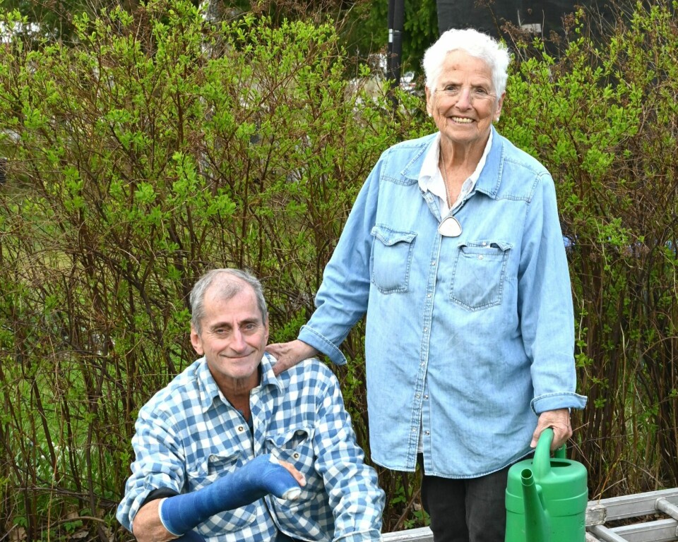 SUPERHJELP: Håkon (69) har gips, og det gjør det vrient med hagearbeid. Heldig er han som har supermamma og husmorvikar, Ruth, på snart 98 år til å hjelpe seg.