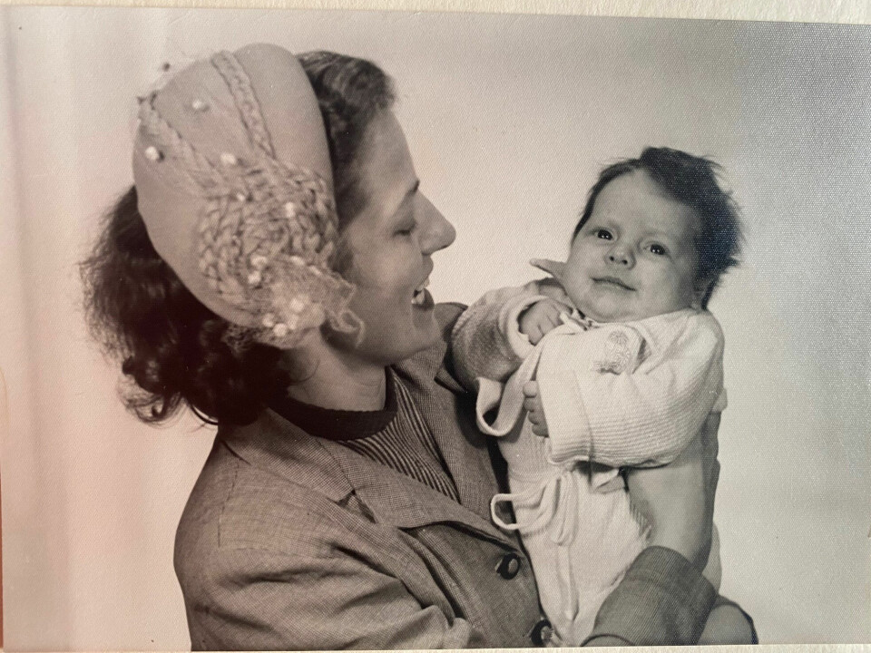 BLE MAMMA: Ruth med sin førstefødte, Rolf Arne. Hun fortsatte å være utearbeidende.
