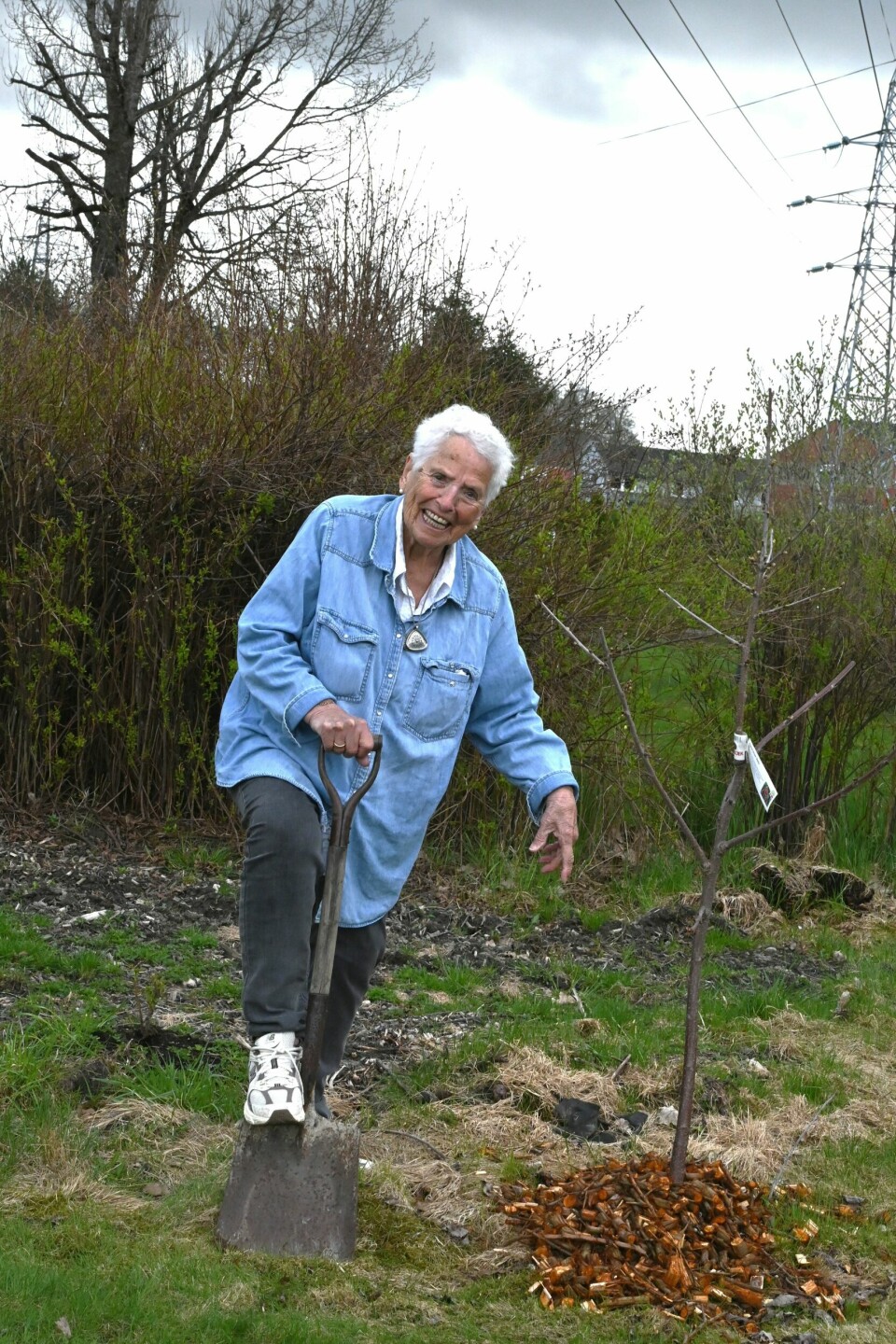 SNART 100: Ruth nærmer seg 100 år, men er fortsatt sprek og tar i med hagespaden.