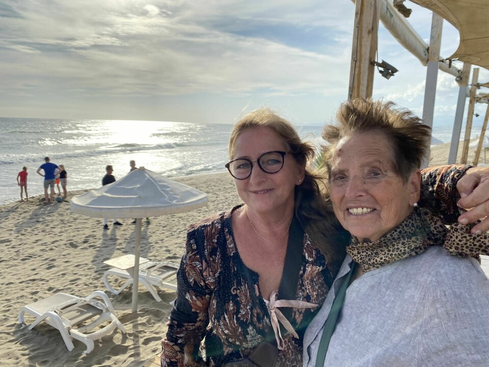AVHOLDT MAMMA: Ruth med datteren Anne Karin en av vintrene hun var i Benidorm. Hun har nær kontakt med alle sine barn, barnebarn, oldebarn og tippoldebarn.