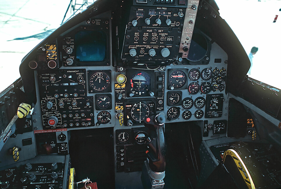 ANALOGT: Slik ser det ut i cockpiten på en F-15A fra 70-tallet. Lite å se til moderne elektronikk.