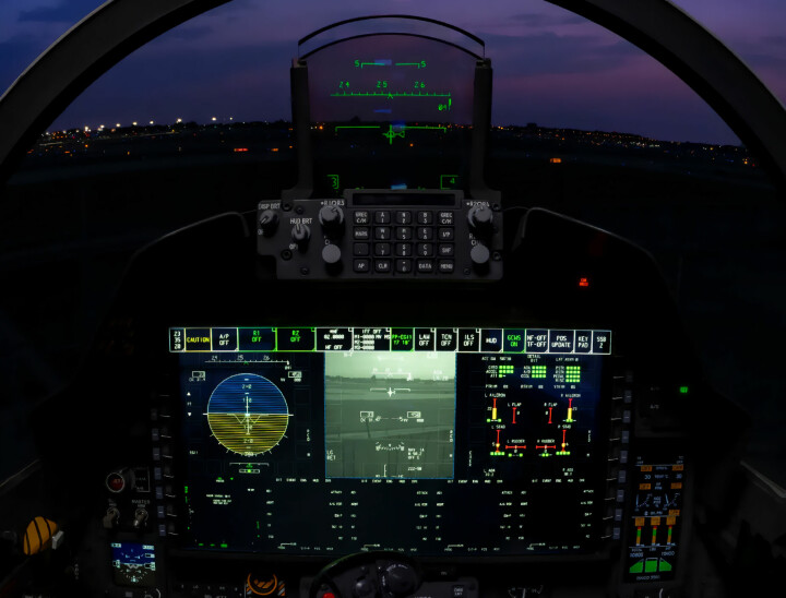 DIGITALT: I 2025 møter F-15EX pilotene en stor berøringsskjerm i cockpit. Sammen med fly by wire-kontroller letter det arbeidsbelastningen.