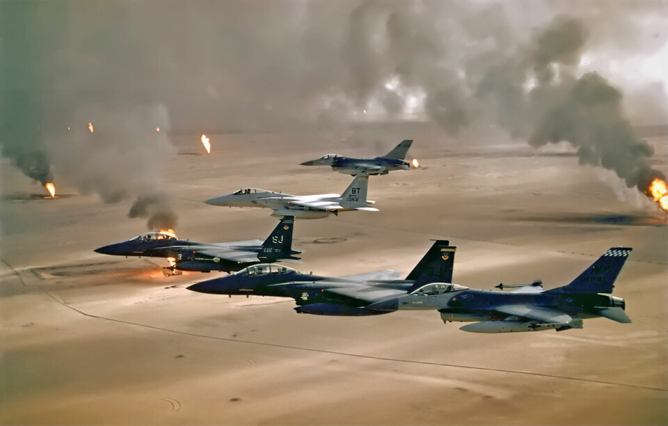 DESERT STORM: F-15C, F-15E og F-16A flyr over brennende oljebrønner i Kuwait tidlig på 90-tallet. De to veteranene er fortsatt ettertraktet og med fulle ordrebøker.