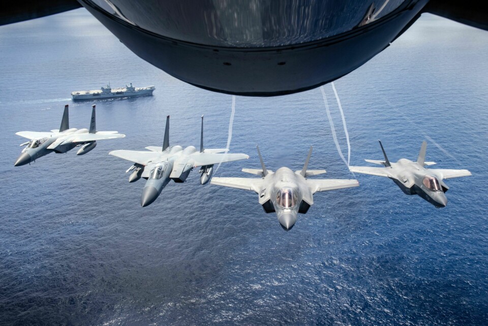 FREMTIDEN: F-15 og F-35 på øvelse i Stillehavet i 2021. Det samarbeidet blir mer utbredt i årene som kommer. I bakgrunnen det britiske hangarskipet HMS Queen Elizabeth.