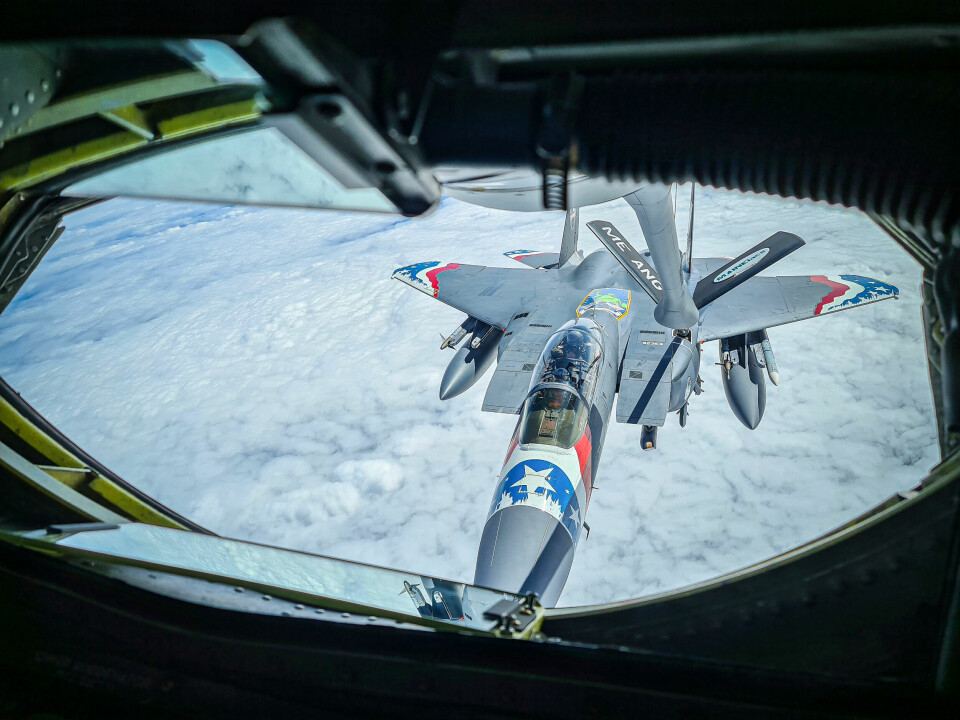 UTHOLDENDE: Stor drivstoffkapasitet sørger for at flyet kan holde seg lenge i luften. Her får en F-15E etterfylt tankene.