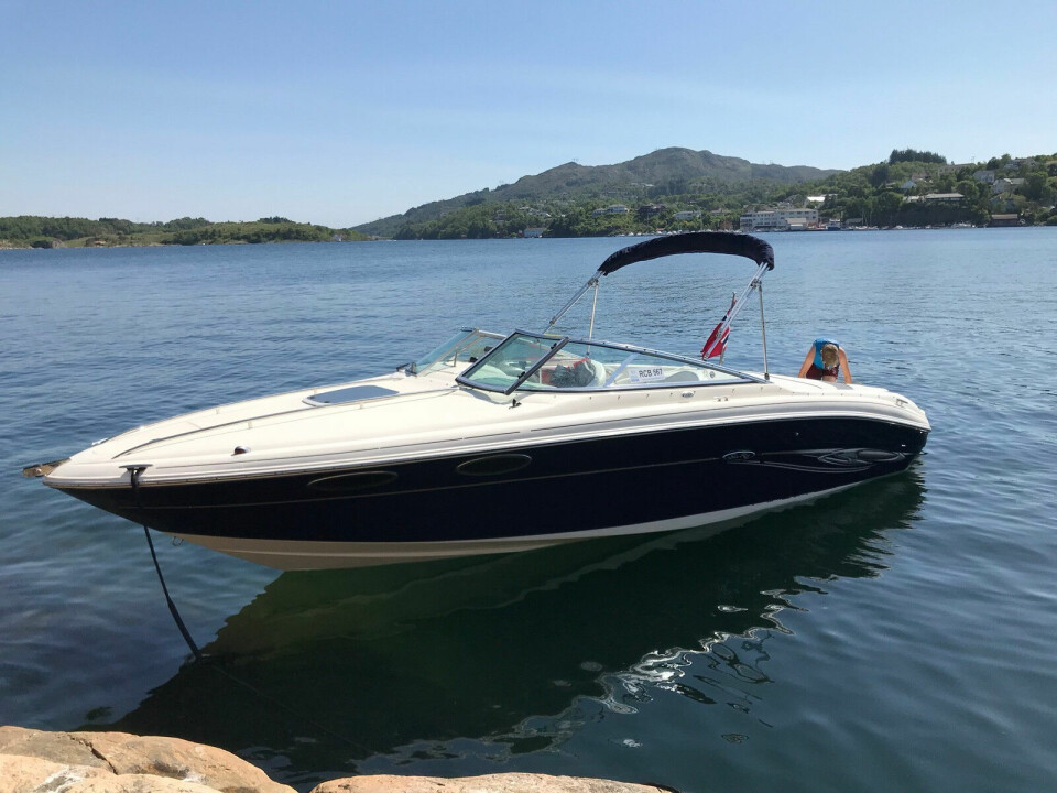 SEA RAY 240: Sammen med mange andre US-båter aktuell for remotorisering hvis tilstanden ellers er god. Denne har ny 250 hk V6 med ferskvannskjøling.