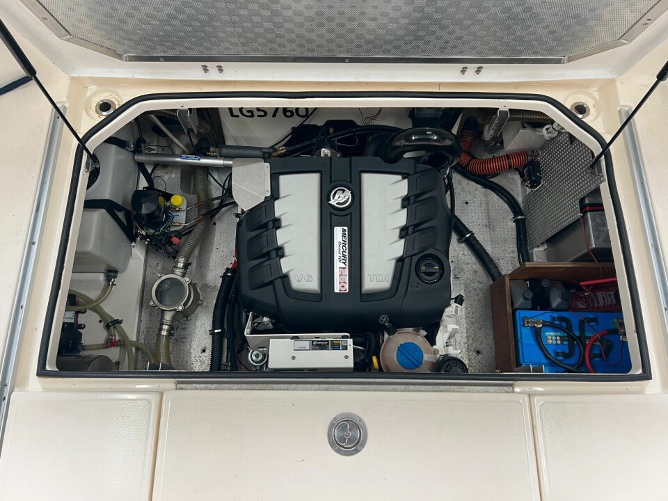 JOBBEN ER GJORT: Her er en Mercruiser V6-diesel på plass i motorrommet på Aquador 25 WAe. Fra 2018 med snaut 300 timer burde det være mye båtglede igjen.