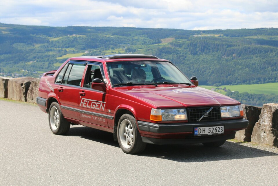 TENKER ANNERLEDES: Felgen Trafikkskole på Lillehammer har stor suksess med å drive kjøreopplæring med denne gamle Volvoen fra 1995.