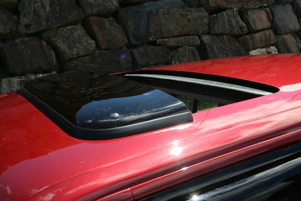 SOL OG VARME: Bilen er utstyrt med originalt soltak.