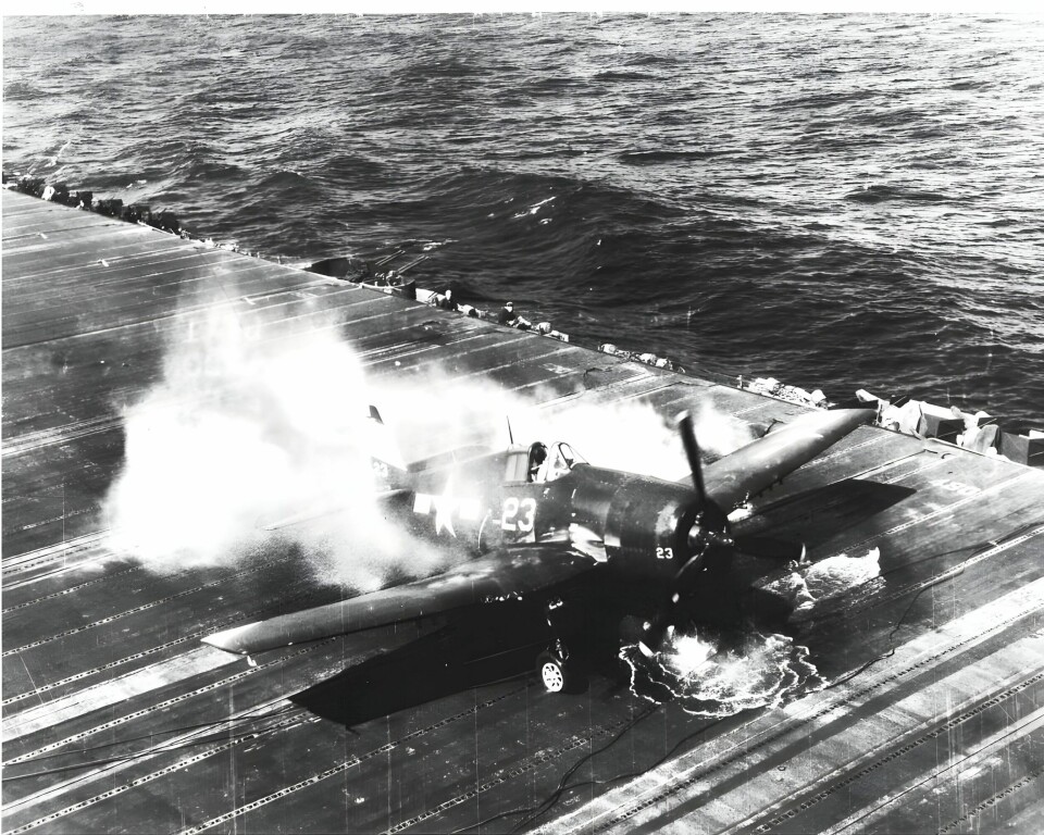 DRAMA I TO AKTER: Slik ser originalbildene ut. Pilot Ardon Ives lander sin Hellcat på hangarskipet Lexington, men ekstratanken er slått i filler og snart antennes drivstoffet ...
