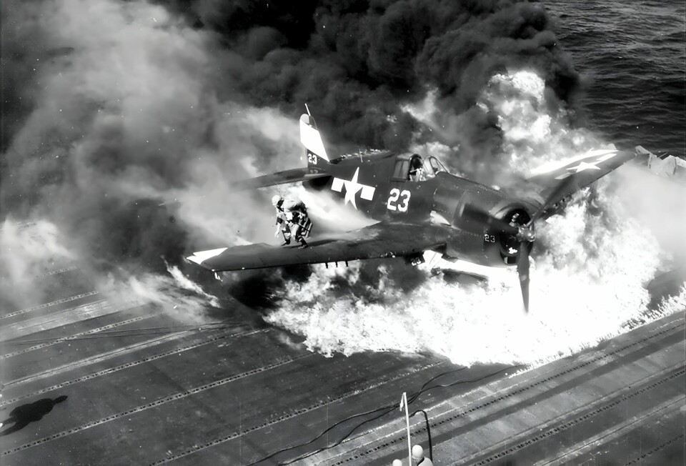 DEL TO: ... Ives er kjapp nok til å vinne kappløpet mot flammene. Her er han på vei over vingen.