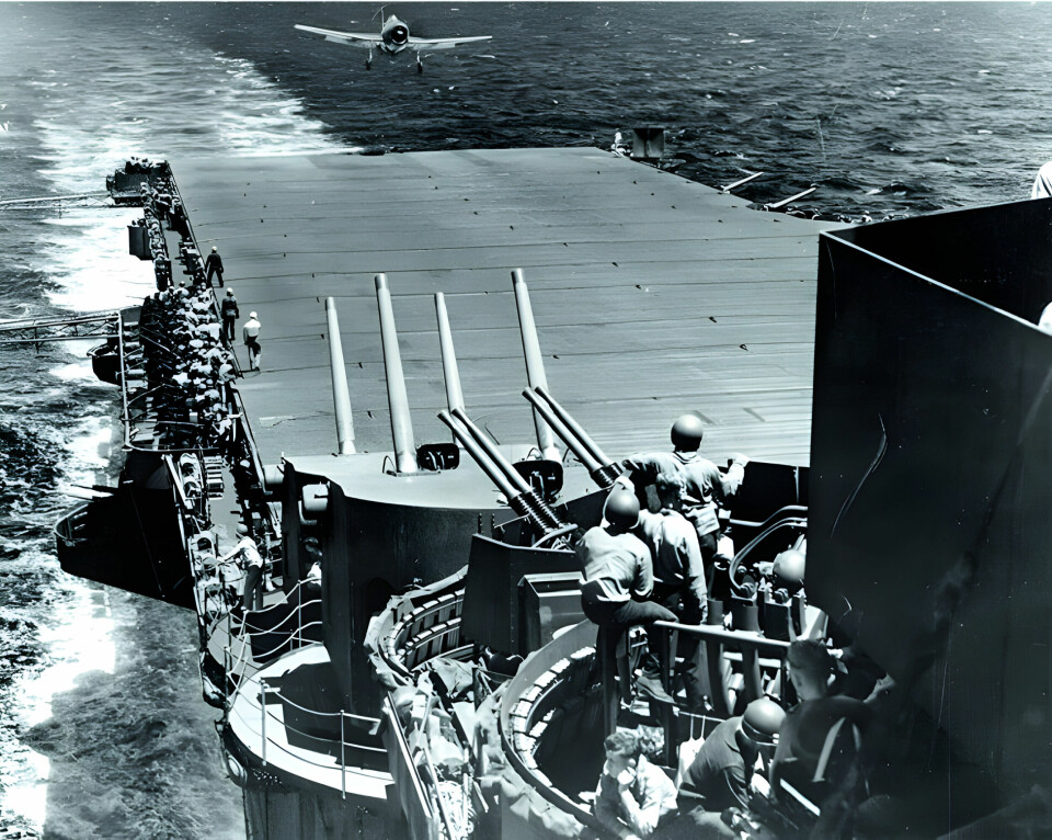 INN FOR LANDING: Hangarskipet Lexington fikk tilnavnet «Det blå spøkelset», på grunn av kamuflasjefargen og det faktum at skipet alltid dukket opp igjen etter at japanerne trodde de hadde senket det. I dag er det flytende museum i Corpus Christi i Texas.