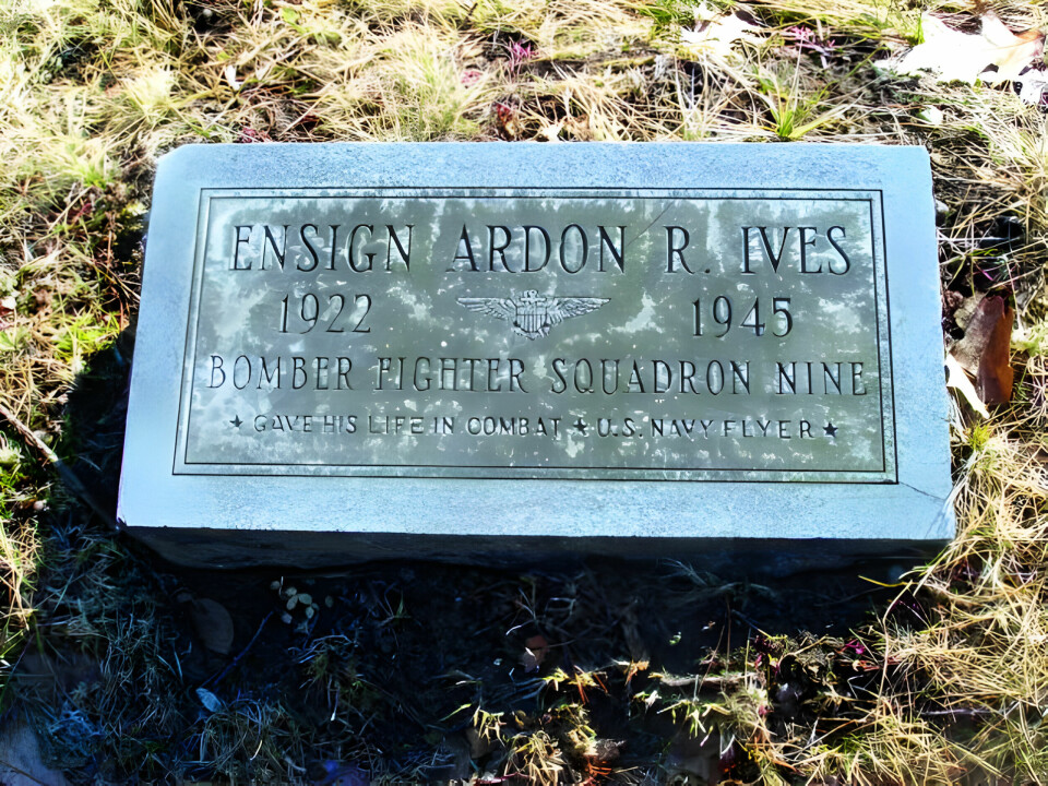 SISTE HVILESTED: Ardon Ives overlevde den dramatiske flukten fra flammene i februar 1945, men han hadde likevel bare tre måneder igjen å leve. Han ble skutt ned i luftkamp mot japanerne og er gravlagt hjemme i Rockford i Kentucky.