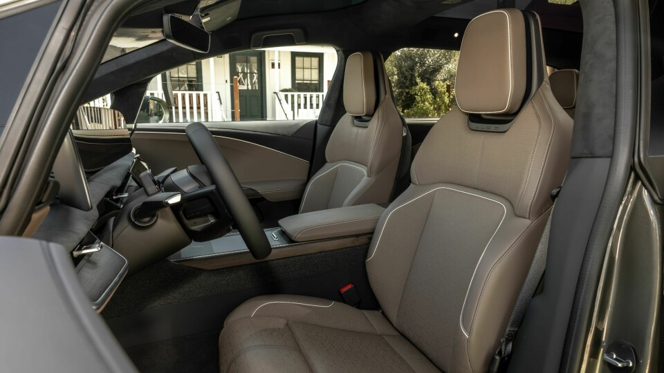 JUSTERINGSMULIGHETER: Bilen kan leveres med 18-veis elektrisk justerbare forseter med varme, ventilasjon og massasje. Materialer som skinn, Nappa og behandlet tre av ask eller valnøtt står på utstyrslisten.