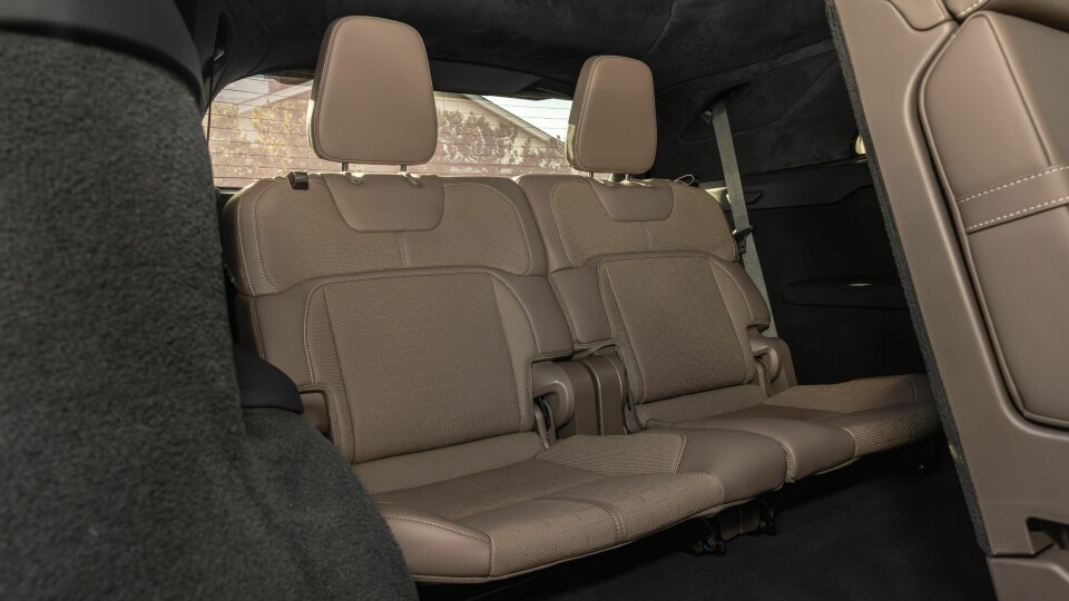 OGSÅ UTEN SKINN: Den digre SUV-en kan også fås med seter og interiør trukket med syntetiske stoffer fra blant annet resirkulert polyester.