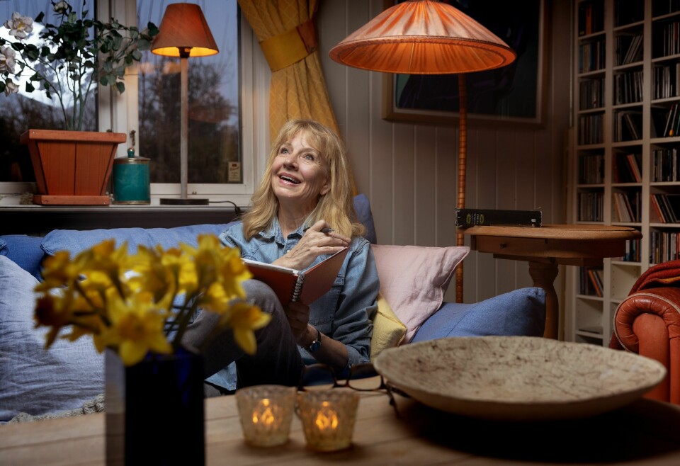 HJEMMEKJÆR: Hege Schøyen har mange jern i ilden, men når hun en sjelden gang iblant har fri, elsker hun å krype opp i sofaen med en god bok.