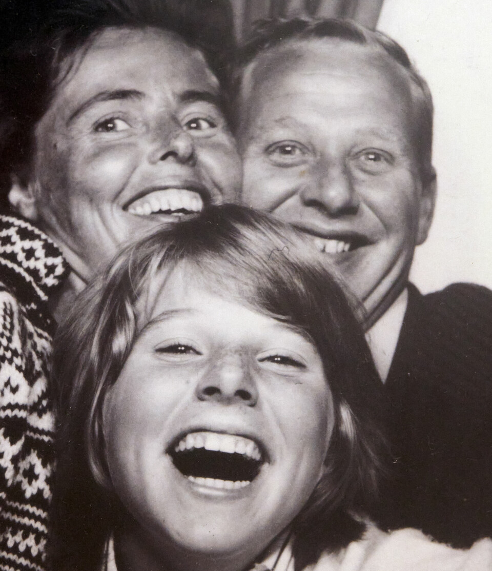 LYKKELIG ENEBARN: Lille Kari, mor og far i en fotoautomat i Paris sommeren 1963. – Foreldrene mine var fantastiske, og jeg har aldri savnet søsken, sier hun.